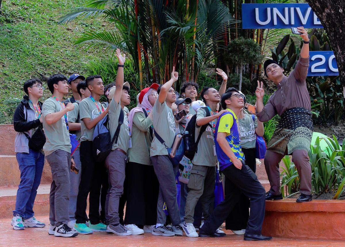Online radicalisation fuels rise of campus extremism