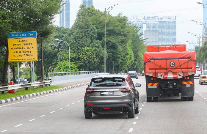 Speed-limiting devices mandatory for heavy vehicles from October hk