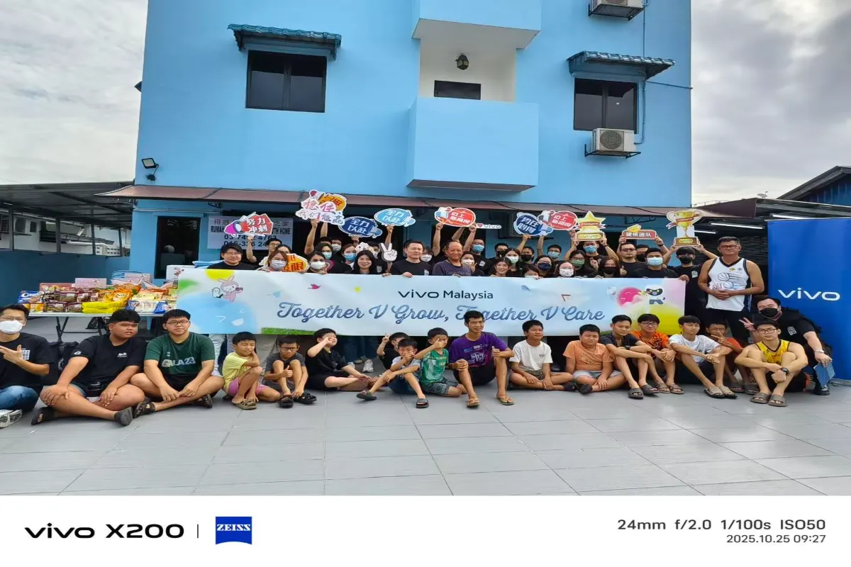 Bringing smiles: vivo Malaysia volunteers with the children of Rumah Victory.