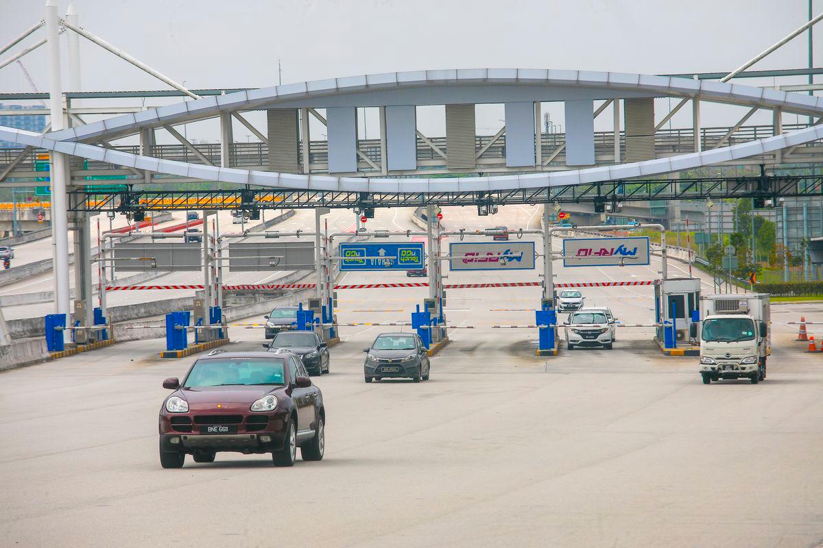 Toll hike delay at 10 highways aids nearly one million users Toll hike delay at 10 highways aids nearly one million users