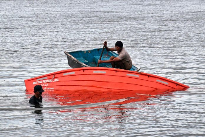 Jenazah rakyat Malaysia korban feri karam selamat dikebumikan di Jawa Timur