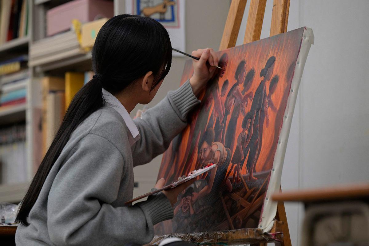 Hiroshima teens relay atom bomb horror with art Hiroshima teens relay atom bomb horror with art
