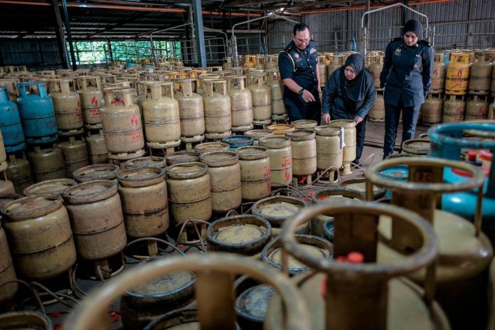 Johor KPDN busts illegal LPG storage in Ulu Tiram raid