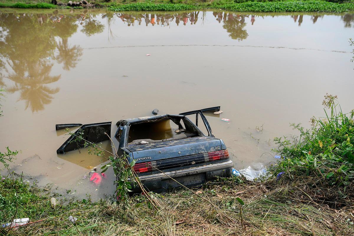 Six family members found dead in car pulled from river Six family members found dead in car pulled from river