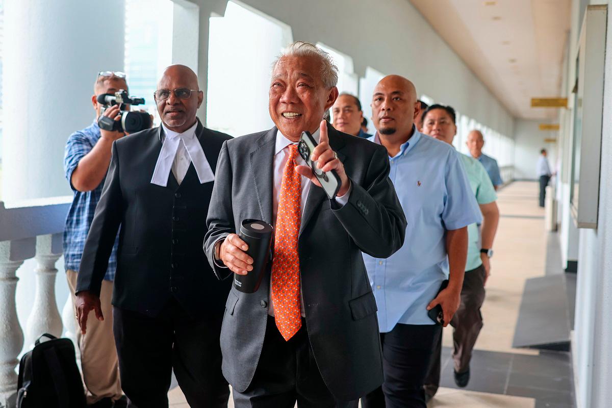 Bung Moktar denies receiving RM2.8 million bribes in Felcra case Bung Moktar denies receiving RM2.8 million bribes in Felcra case