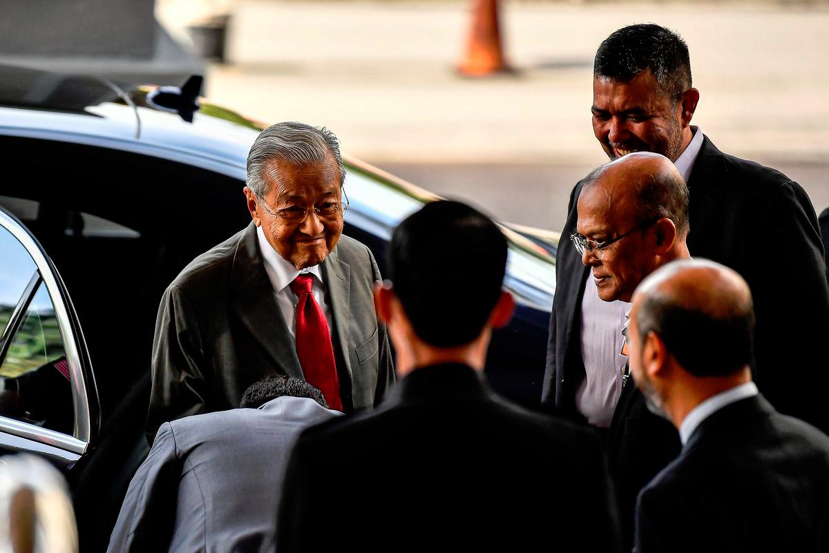 Dr Mahathir, Ahmad Zahid drop defamation lawsuits against each other Dr Mahathir, Ahmad Zahid drop defamation lawsuits against each other