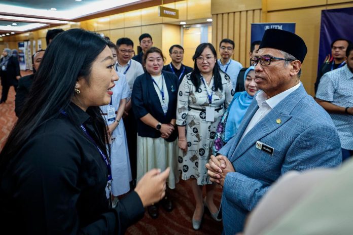 Mb johor dan menteri kesihatan bincang isu kekurangan petugas kesihatan