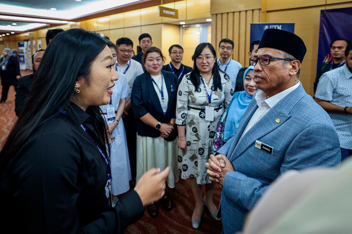 Mb johor dan menteri kesihatan bincang isu kekurangan petugas kesihatan Mb johor dan menteri kesihatan bincang isu kekurangan petugas kesihatan