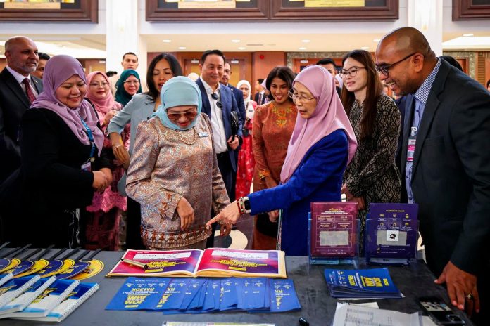 Peranan wanita perlu diiktiraf dalam semua sektor - Dr Wan Azizah Peranan wanita perlu diiktiraf dalam semua sektor - Dr Wan Azizah