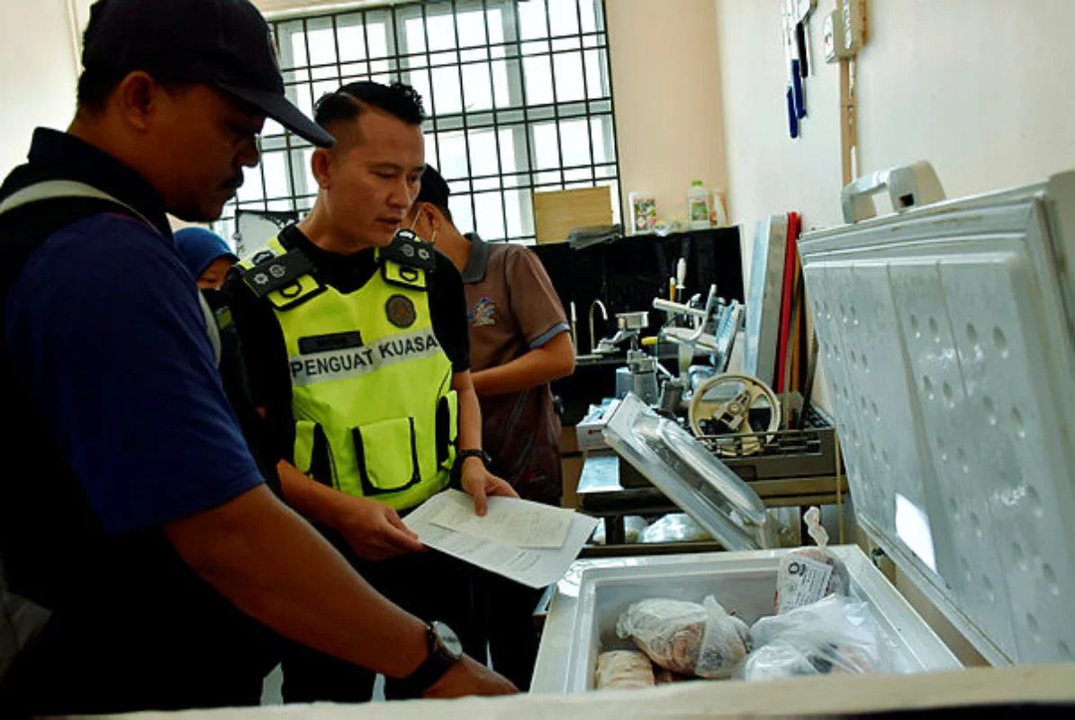 Melaka frozen meat outlet raided for unauthorised halal logo