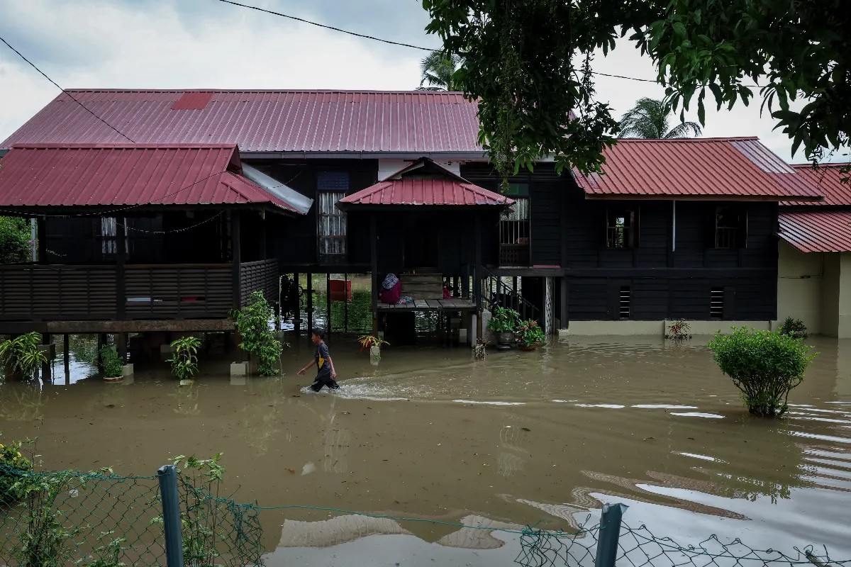 Flooding at Kampung Lahar Yooi today - BERNAMAPIX