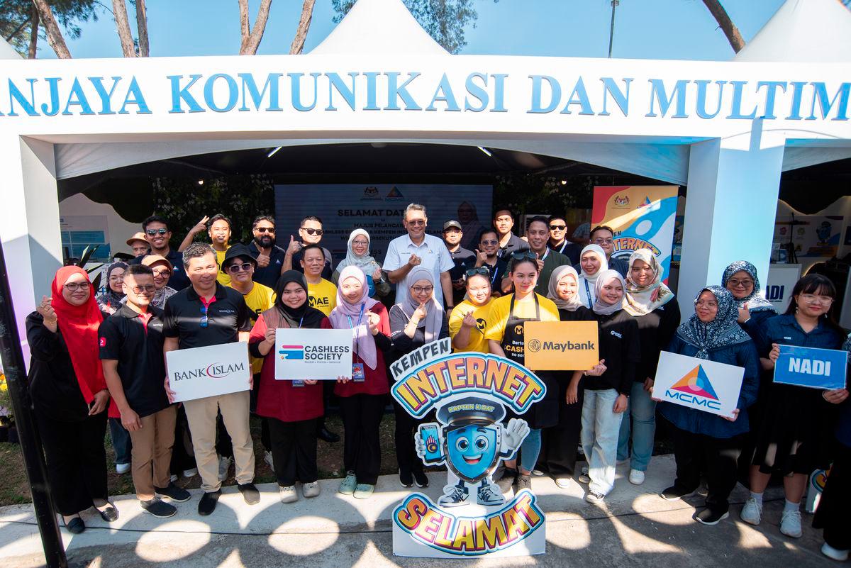 Labuan boosts cashless society and internet safety at Borneo Flora Festival Labuan boosts cashless society and internet safety at Borneo Flora Festival