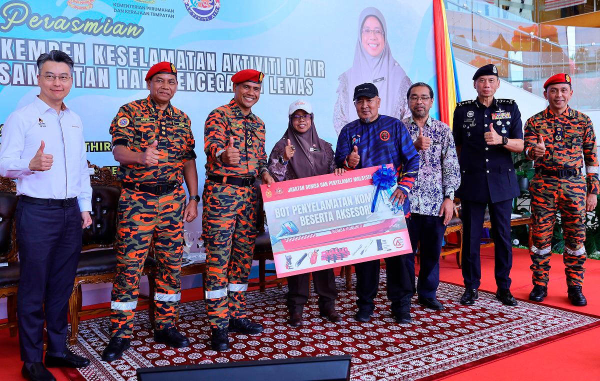 JBPM distributes 150 community boats nationwide for flood rescue ops JBPM distributes 150 community boats nationwide for flood rescue ops