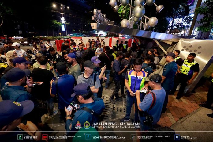 DBKL issues 41 compounds to unlicensed photographers at KLCC