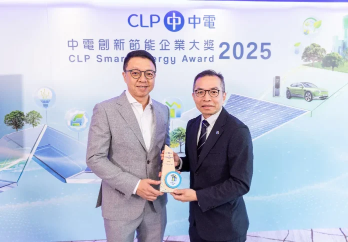p55j3026 Steven So, Chief Technology Officer of NTT Com Asia, receives the trophy at the Award Presentation Ceremony of CLP Smart Energy Award 2025.