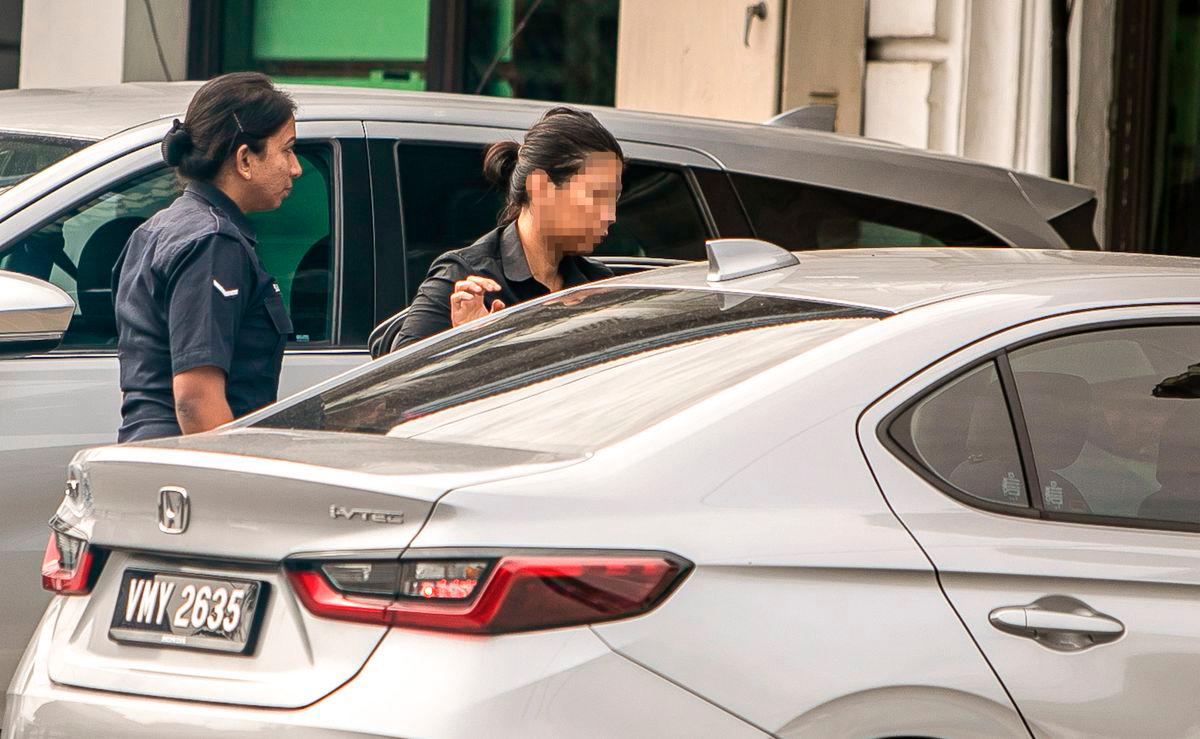 Woman who tried to approach Perak Sultan held Woman who tried to approach Perak Sultan held