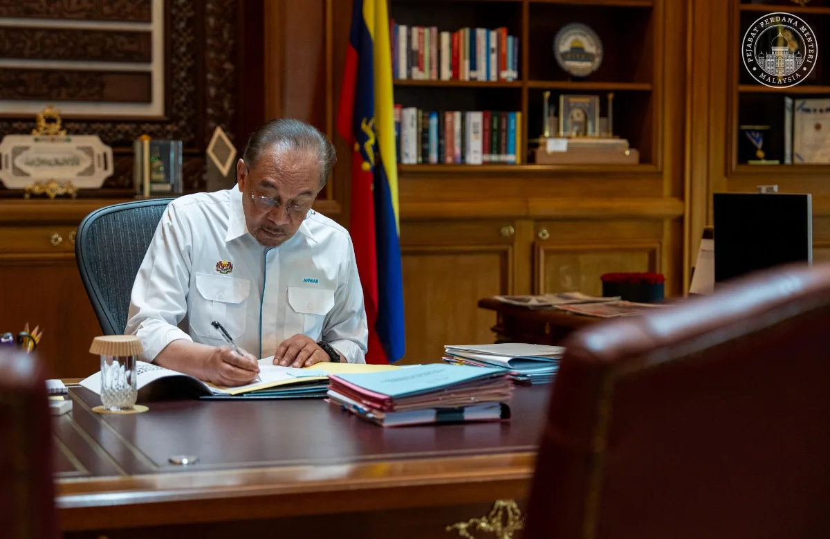 Anwar Ibrahim resumes duties after chairing 47th ASEAN Summit