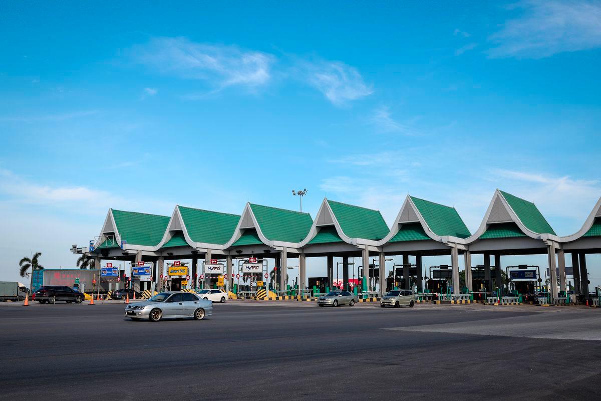 Toll hike postponement for 10 highways to benefit 900,000 users Toll hike postponement for 10 highways to benefit 900,000 users