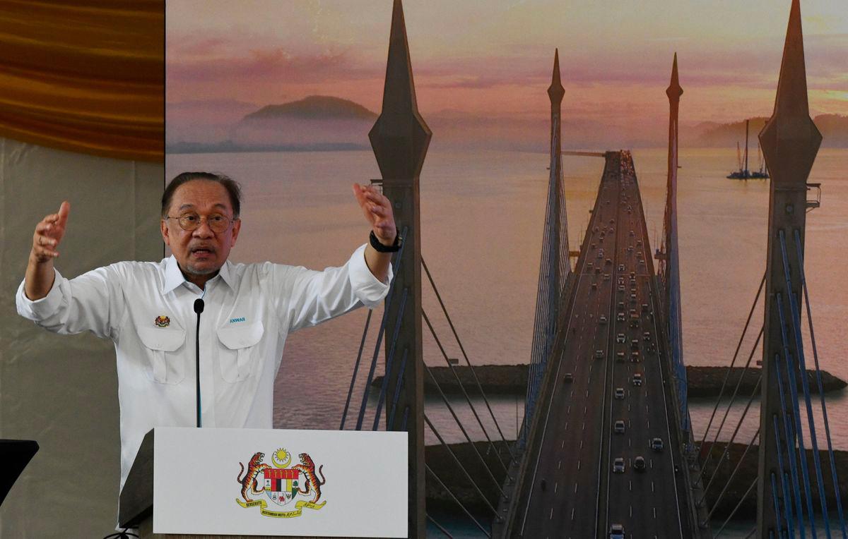 Anwar vows to stay as PM, focuses on national development Anwar vows to stay as PM, focuses on national development