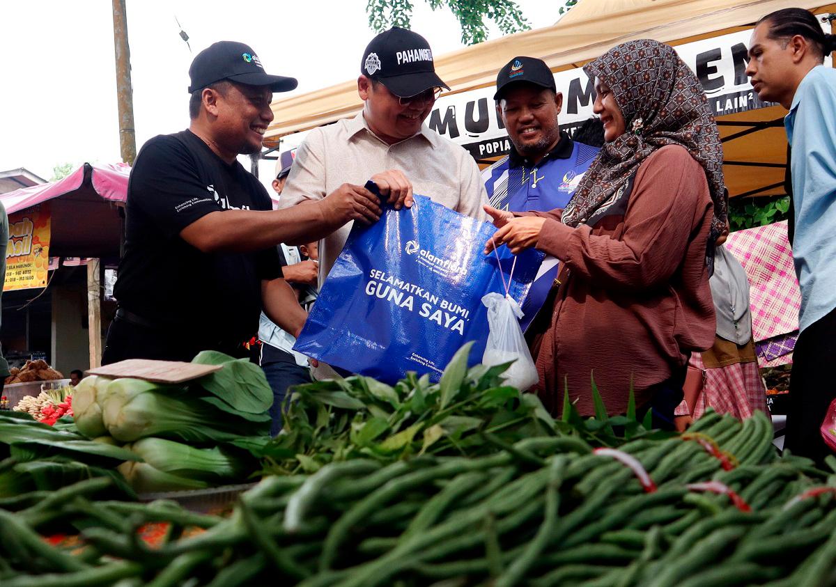 Alam Flora promotes reusable bags at Temerloh Sunday market