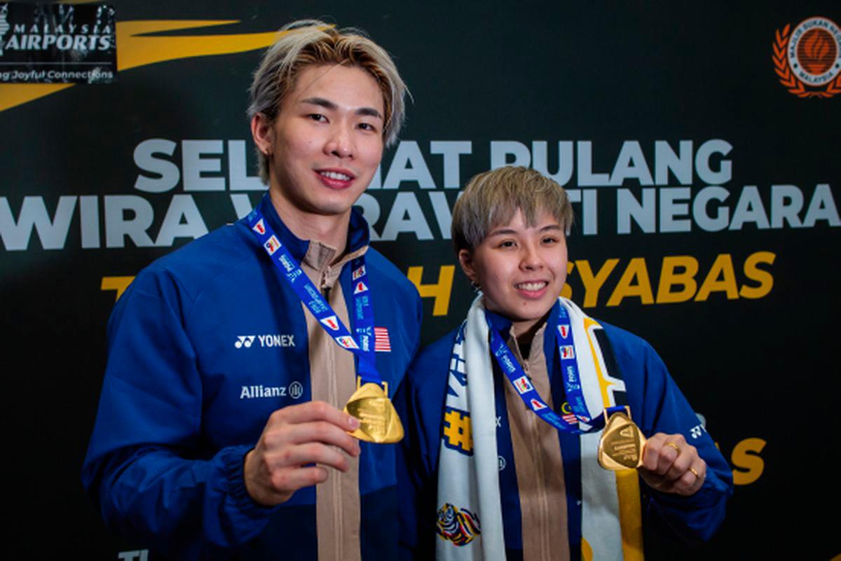 Ibu bapa bangga kejayaan Tang Jie-Ee Wei juara dunia badminton Ibu bapa bangga kejayaan Tang Jie-Ee Wei juara dunia badminton
