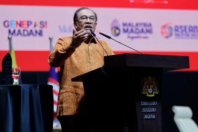 PM Anwar launches National Month and Jalur Gemilang campaign in Muar PM Anwar launches National Month and Jalur Gemilang campaign in Muar