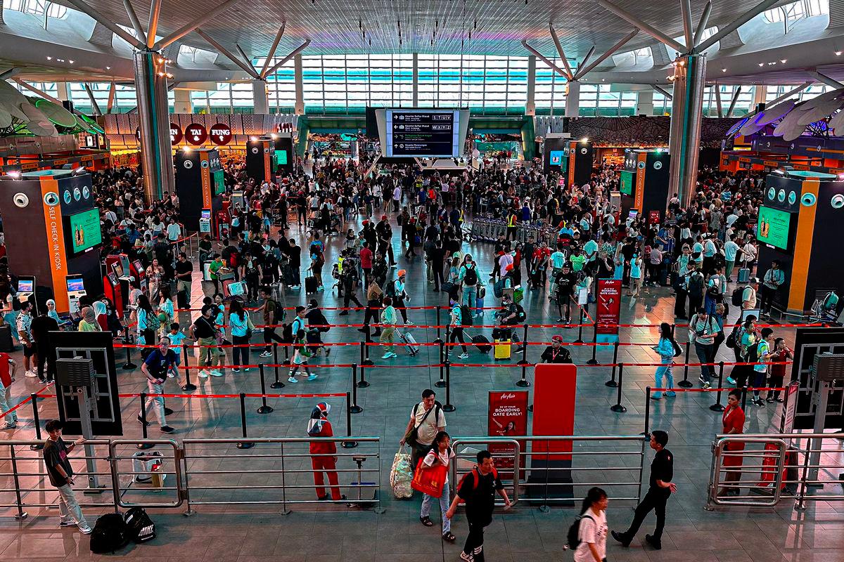 AKPS detains 13 foreigners at KLIA T2 for immigration deception