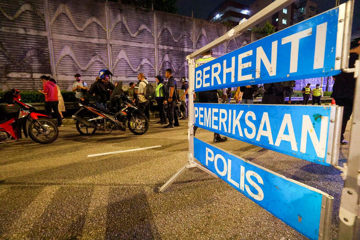Kuantan police issue 139 traffic summonses in overnight operation Kuantan police issue 139 traffic summonses in overnight operation