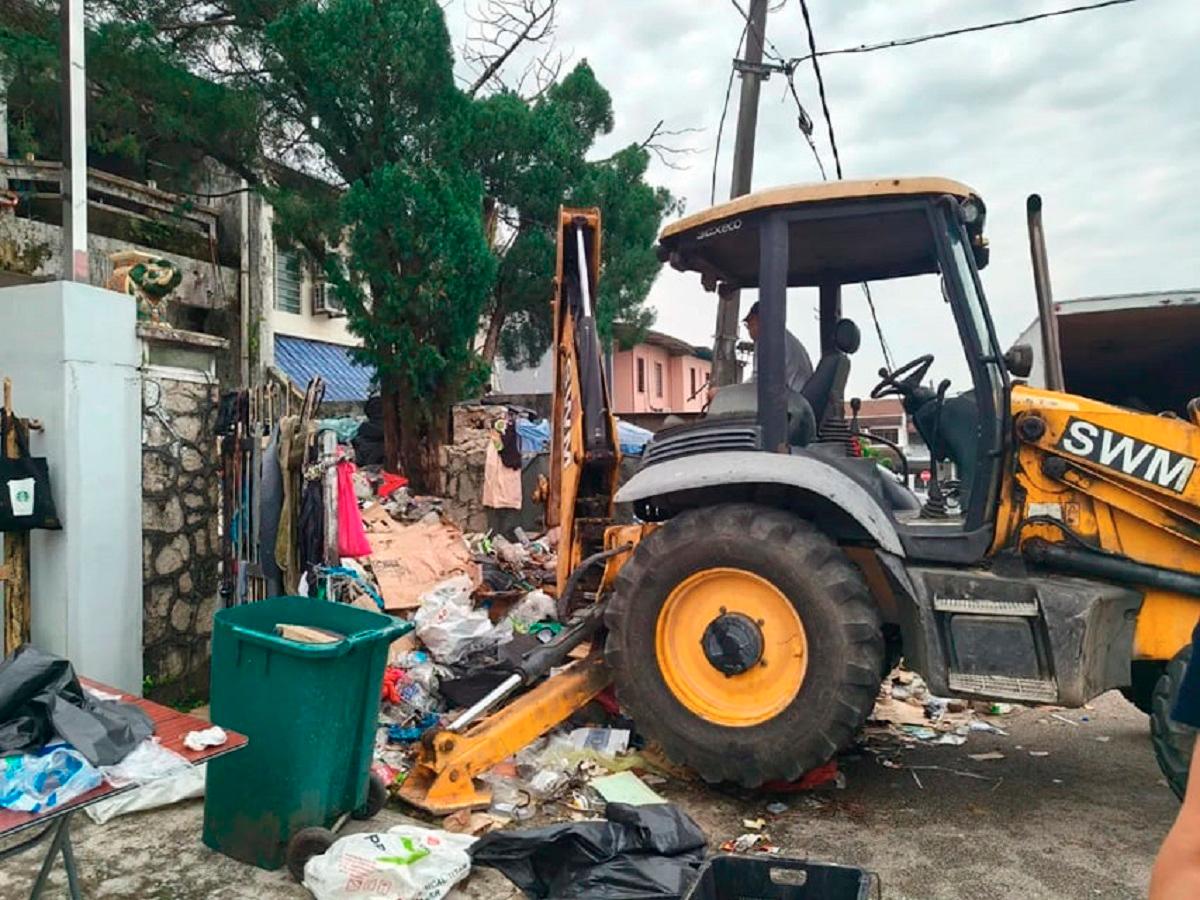 Volunteers clear 37 tonnes of waste from elderly hoarder’s home Volunteers clear 37 tonnes of waste from elderly hoarder’s home