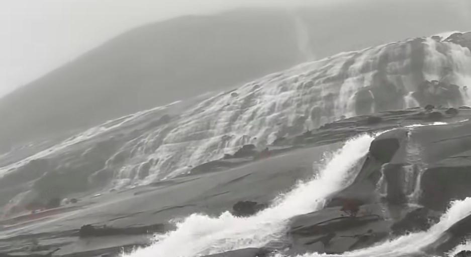 All 155 climbers safely cross rapids on rainy Mount Kinabalu All 155 climbers safely cross rapids on rainy Mount Kinabalu