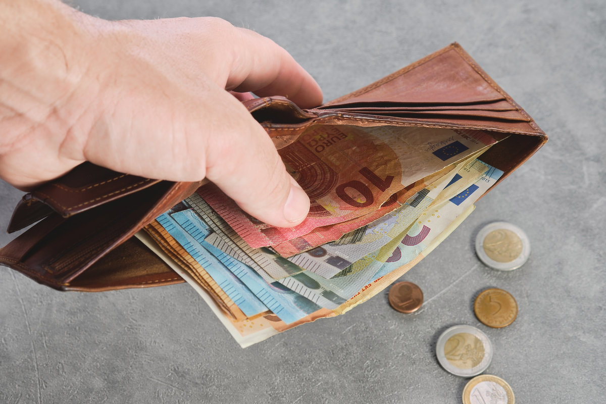 German man hides €10,000 in shoe after finding wallet in bakery German man hides €10,000 in shoe after finding wallet in bakery