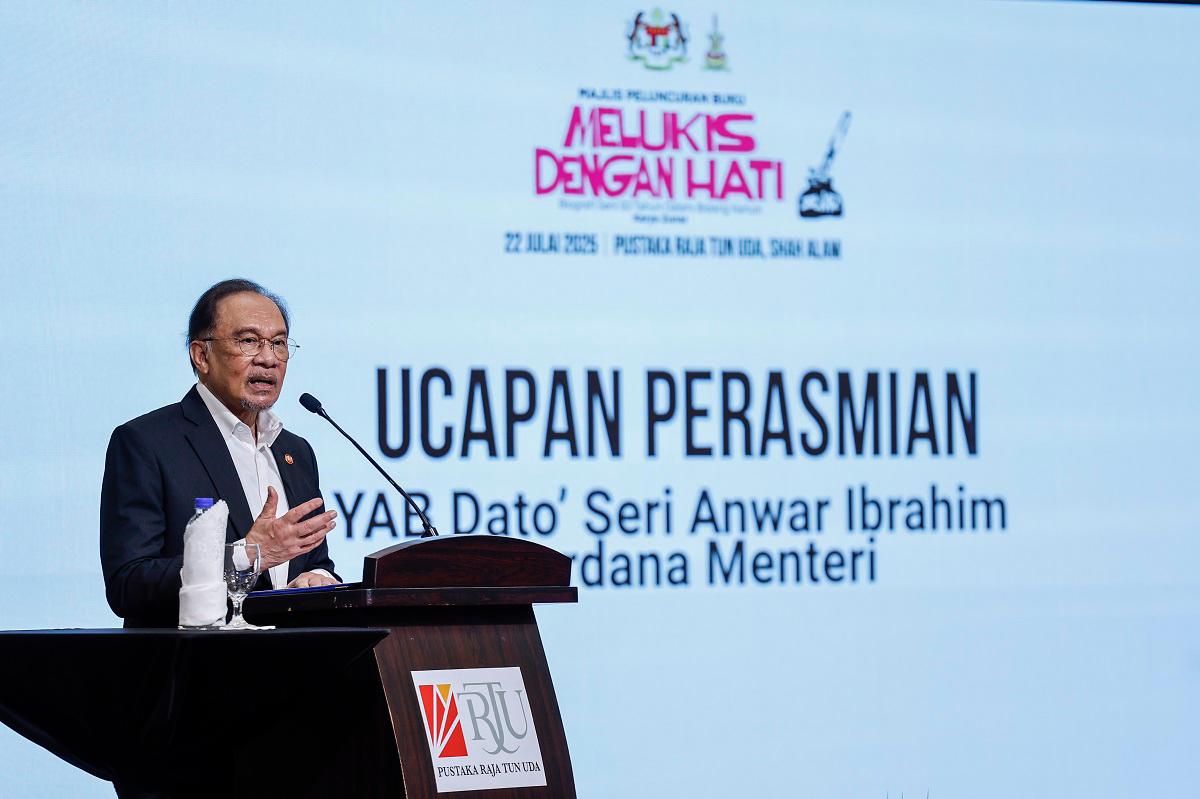 PM Anwar commends cartoonist Zunar for resilience in art industry