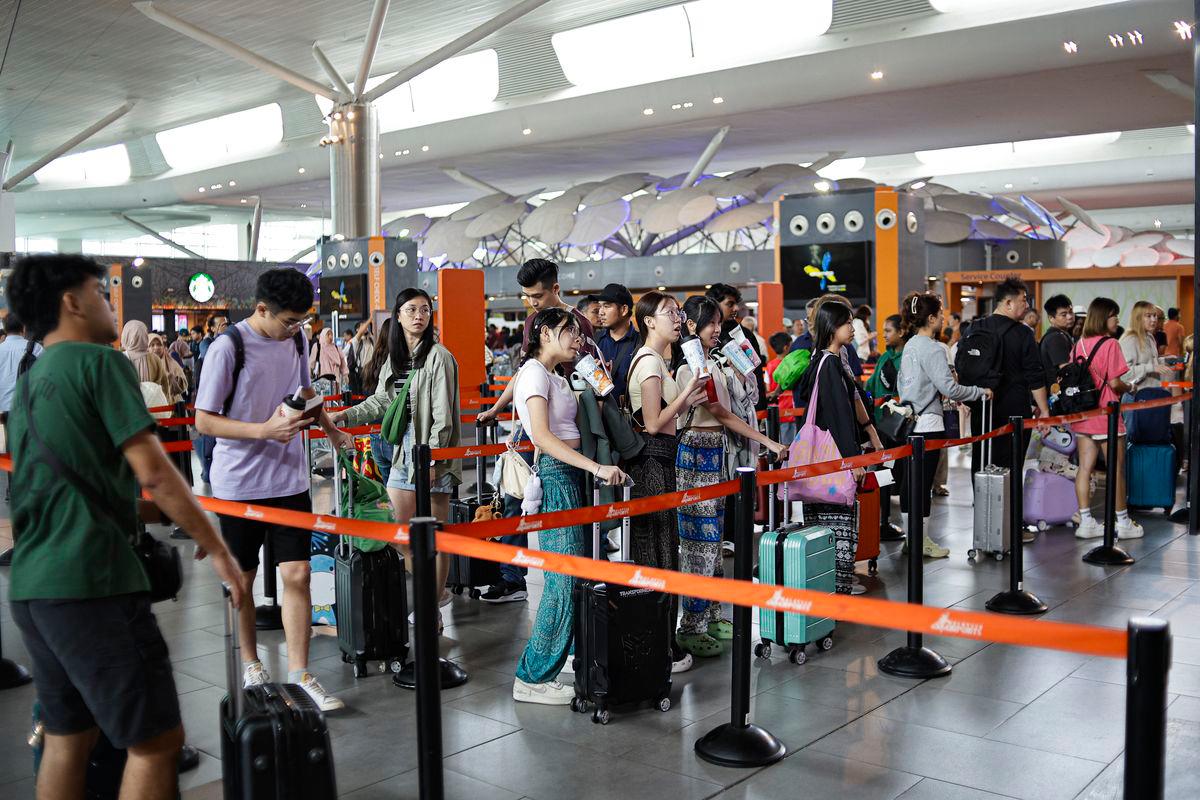 Immigration officer ‘Thanos’ reassigned amid KLIA syndicate allegations Immigration officer ‘Thanos’ reassigned amid KLIA syndicate allegations