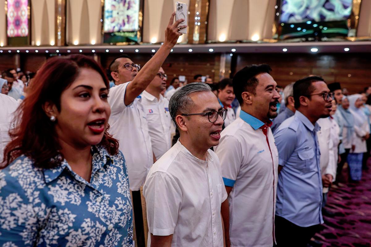 Anwar respects PKR MPs’ differing views, no action planned Anwar respects PKR MPs’ differing views, no action planned