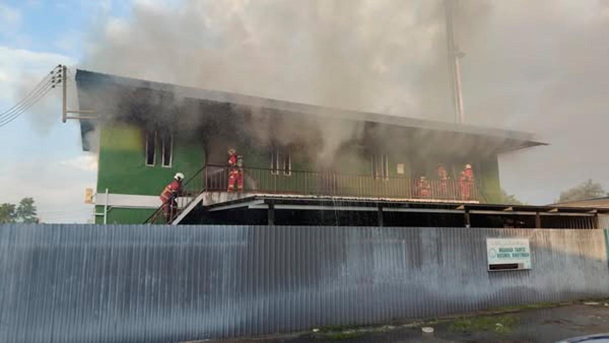 20 students, ustaz escape fire at Kuching tahfiz centre 20 students, ustaz escape fire at Kuching tahfiz centre
