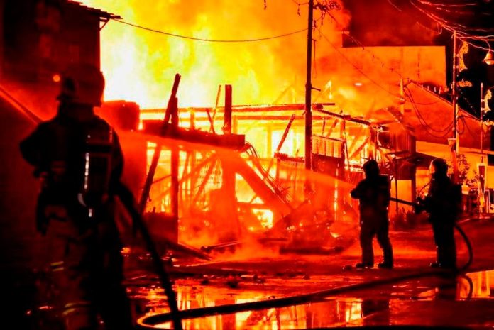 Fire destroys 14 wooden shops in Jasin, Melaka