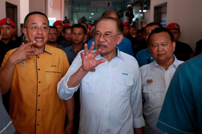 Anwar meets BN MPs to clarify tax, fuel subsidy and judiciary issues Anwar meets BN MPs to clarify tax, fuel subsidy and judiciary issues