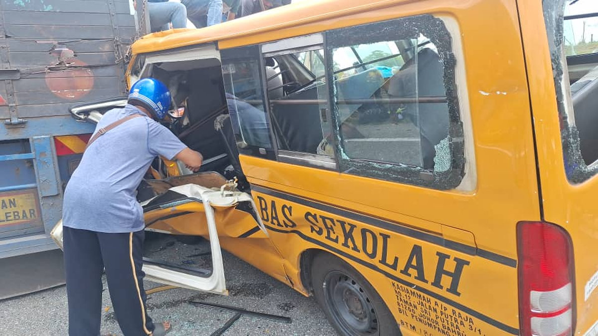 School van driver trapped, three students hurt in crash with trailer School van driver trapped, three students hurt in crash with trailer