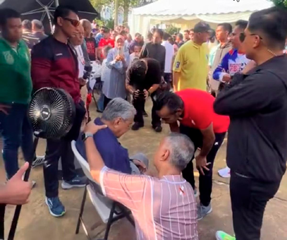 Tun Dr Mahathir leaves picnic early due to fatigue in Putrajaya Tun Dr Mahathir leaves picnic early due to fatigue in Putrajaya