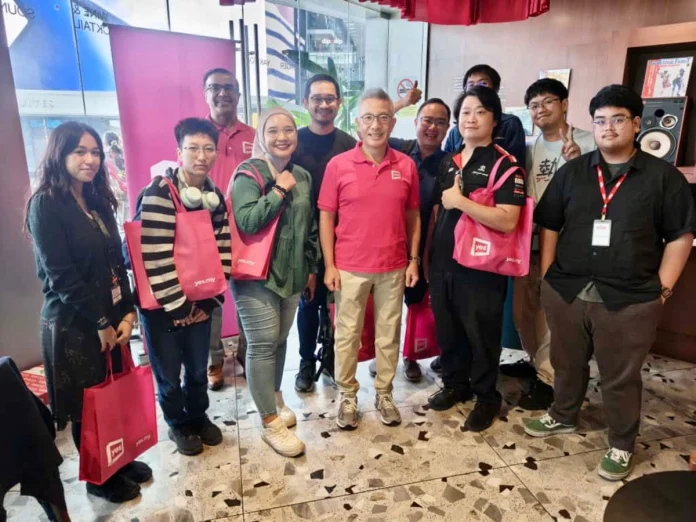 Lee (centre) with media personnel at the conclusion of the 5G Advanced real-world trial. Lee (centre) with media personnel at the conclusion of the 5G Advanced real-world trial.