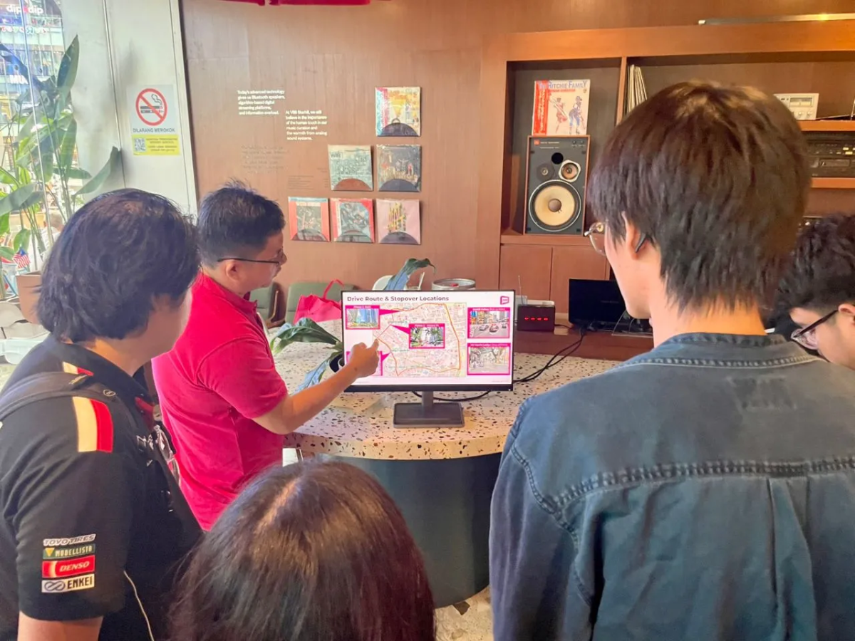 Yes tests 5g advanced to prove faster, steadier connections A yes team member explains the network slicing process to invited guests.