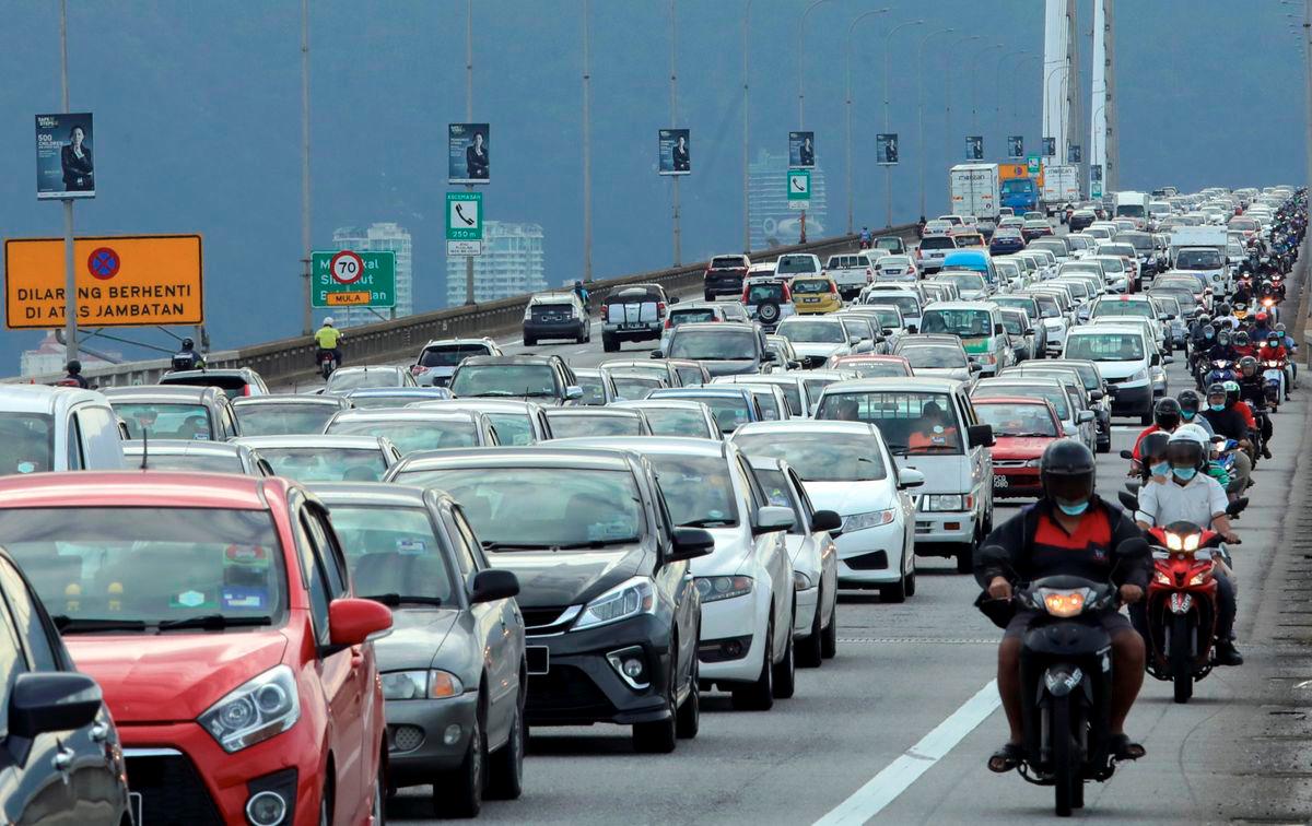Heavy traffic builds as Malaysians ‘balik kampung’ for Merdeka holiday Heavy traffic builds as Malaysians ‘balik kampung’ for Merdeka holiday