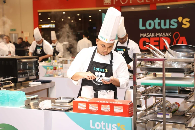 The champion of Lotus’s Masak-Masak Ceria Professional category - Muhammad Syafiq Syahmi in action for his winning dish.