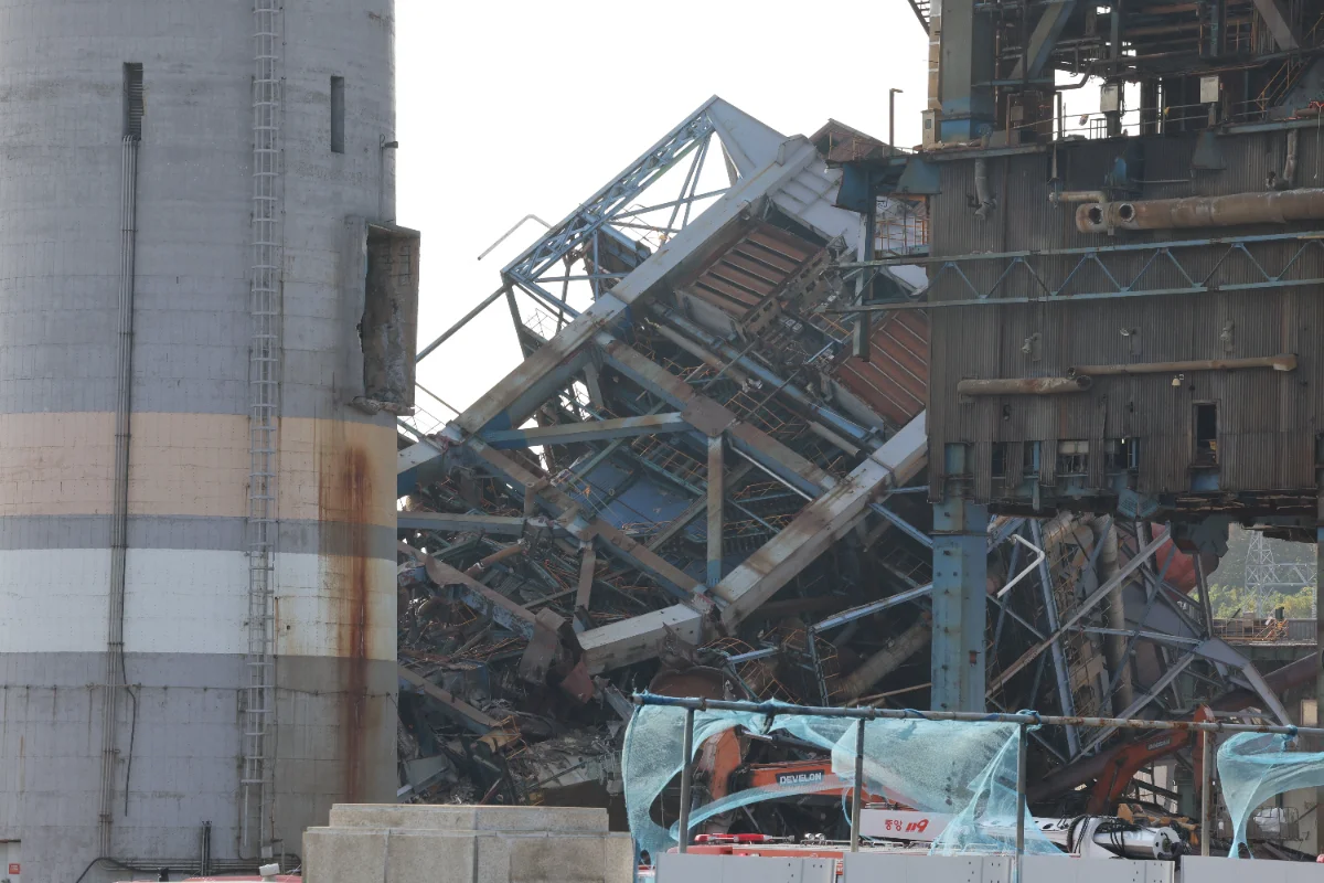 Three dead, four missing in South Korea power plant collapse Three dead, four missing in South Korea power plant collapse