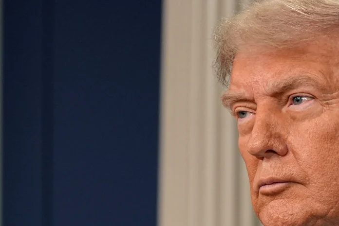 Trump threatens to dock pay of air traffic controllers during shutdown