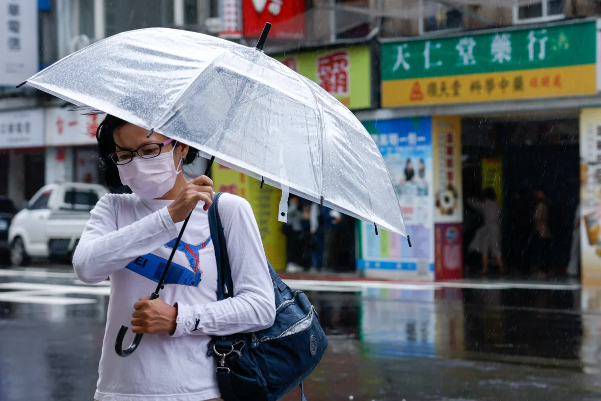 Typhoon Fung-wong triggers Taiwan floods, thousands evacuated Typhoon Fung-wong triggers Taiwan floods, thousands evacuated