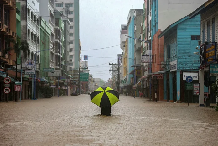 Severe floods displace thousands in Thailand and Malaysia, at least 8 killed