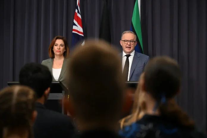 Australian internet rights group challenges under-16 social media ban