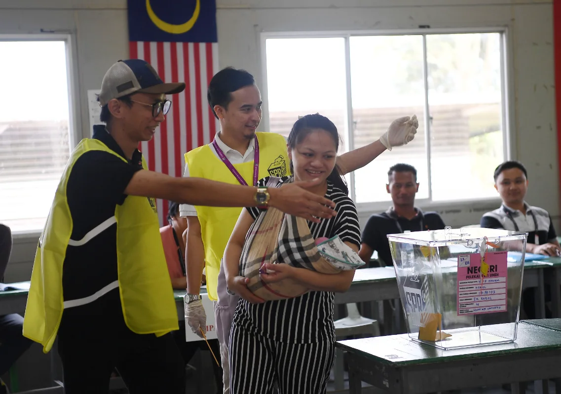 31_3__keluar_mengundi_setakat_11_pagi_di_PRN_Sabah 31.3% keluar mengundi setakat 11 pagi di PRN Sabah