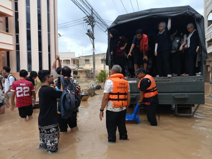 38_Malaysian_students_and_lecturers_evacuated_from_Hatyai_floods